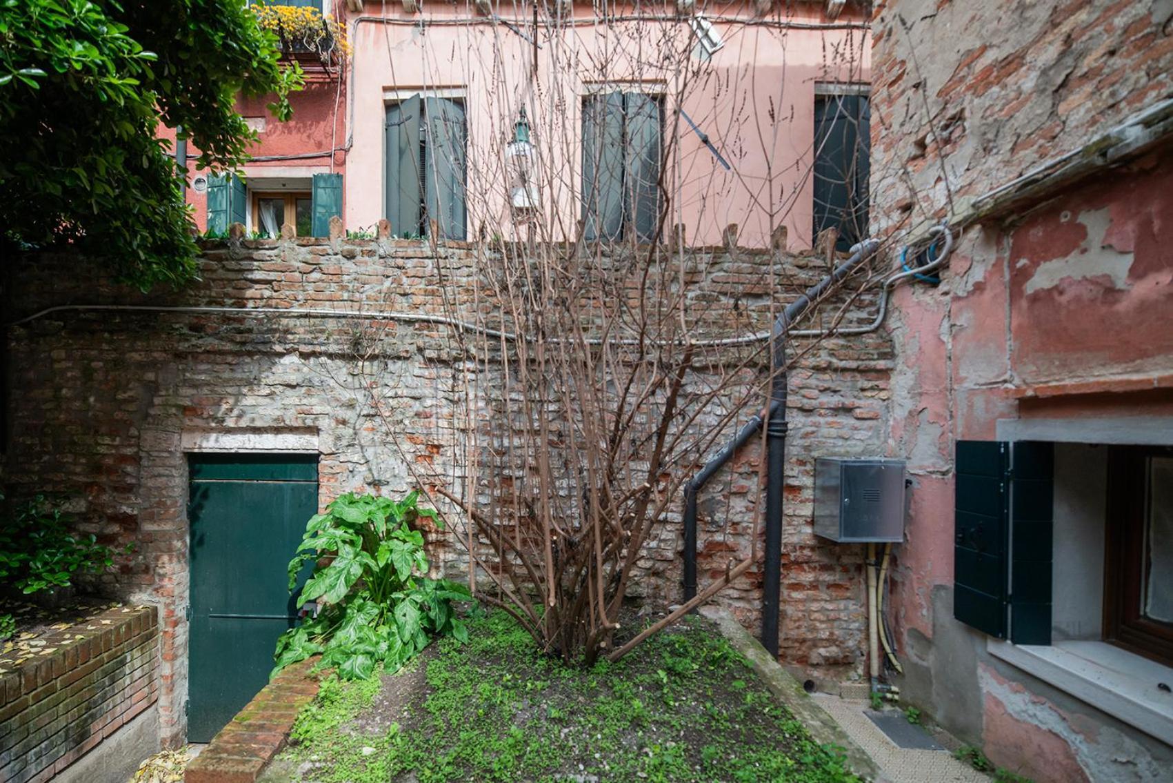 Secret Garden - Comfortable And Venecia